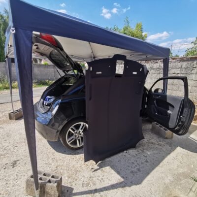 Ciel de toit auto gris foncé velours, forme complexe avec découpes, intérieur Audi A1 noir, portière ouverte.